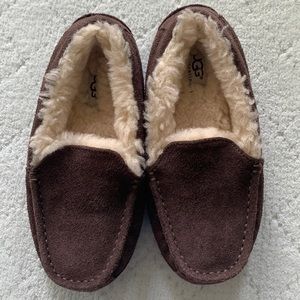 UGG Unisex-Child Ascot Slipper. Like new. Never worn. Dark brown.